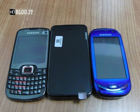 фото Nokia N900, комплект поставки: наушники, аккумулятор, клавиатура Нокиа Н900