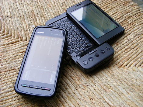 фото Нокиа 5800 и Гугл Андроид Г1 - foto Nokia 5800 и T-Mobile G1 photo